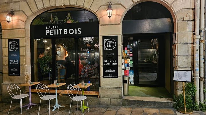 L'arbre au cœur de la salle de L'Autre Petit Bois