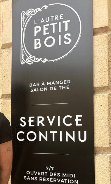 L'enseigne de L'Autre Petit Bois : service continu