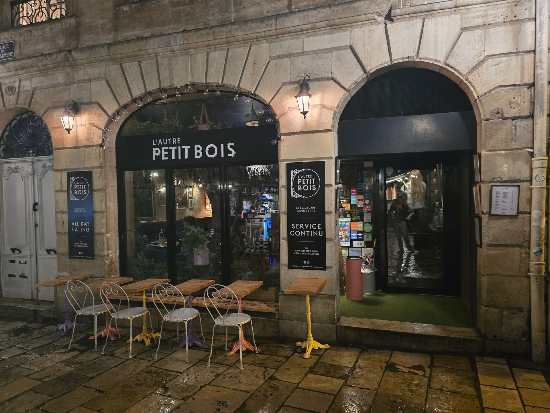 La terrasse de L'Autre Petit Bois, place du Parlement, le soir