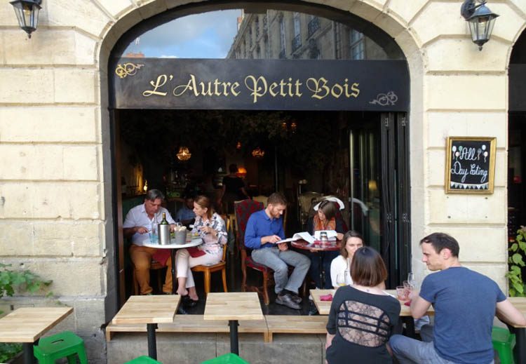 La terrasse de L'Autre Petit Bois un jour de beau temps